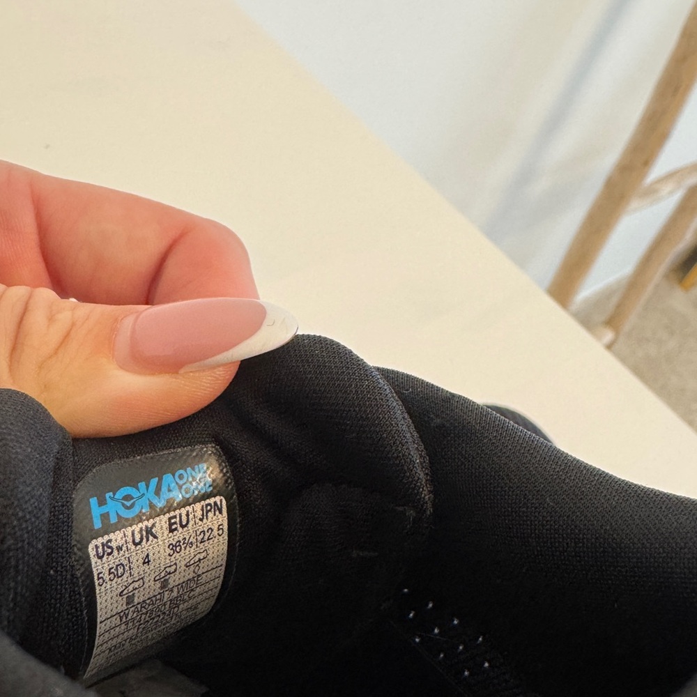 HOKA Arahi 7 Sneakers - Triple Black - Picture 8 of 9